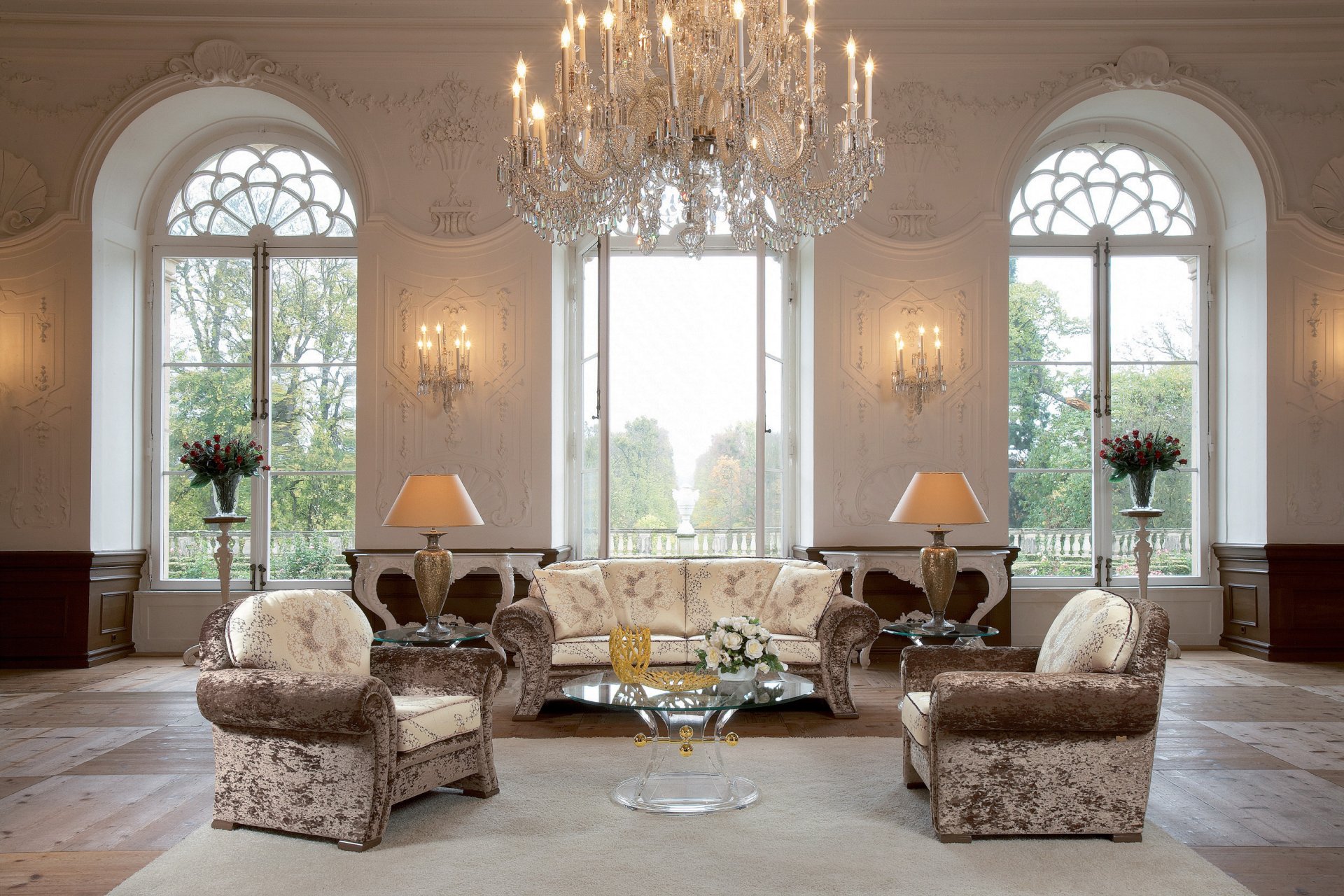 interior diseño estilo casa-castillo florero rosas ventanas grandes araña lámpara muebles sofá sillones mesa