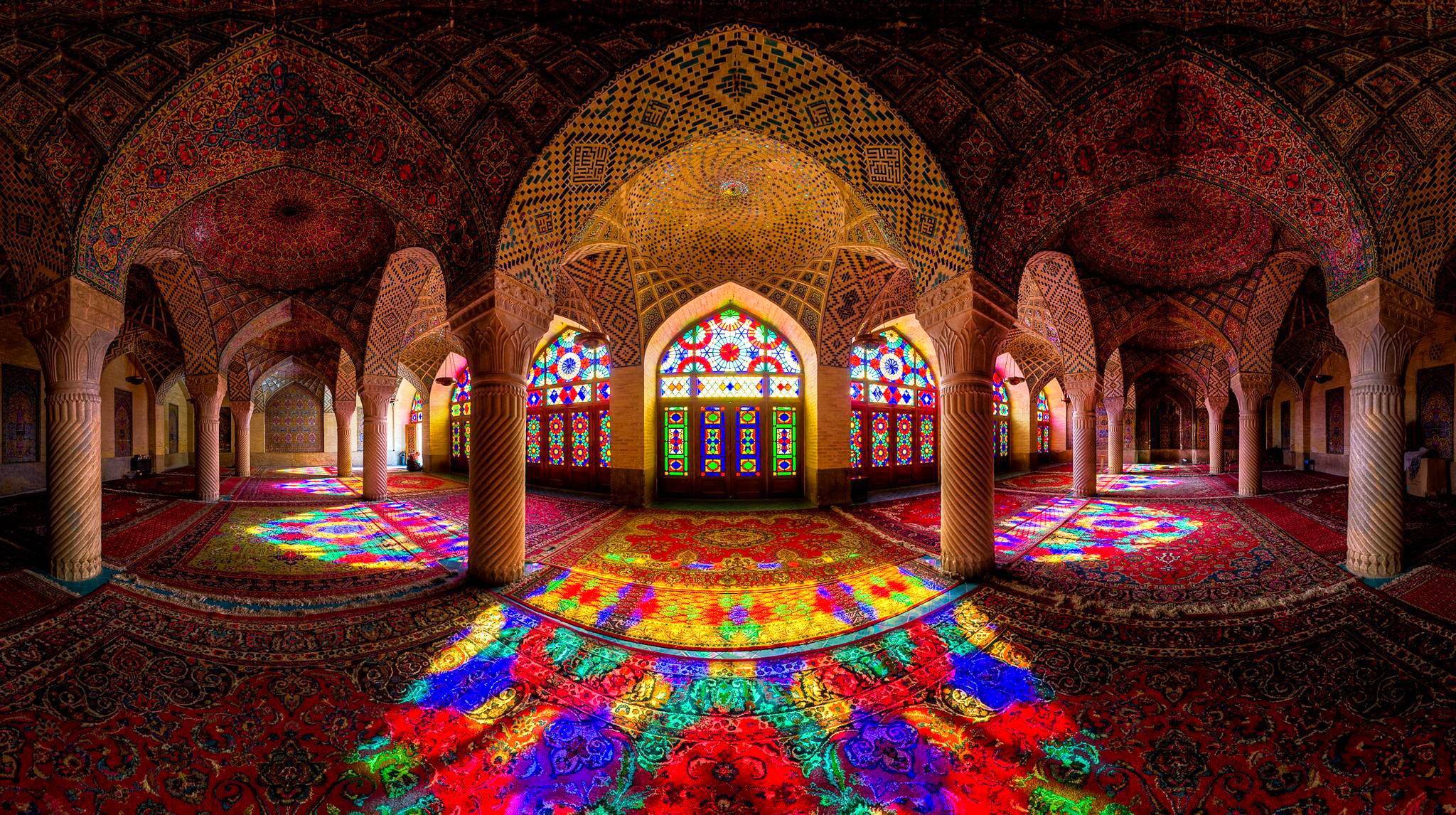 salón columnas alfombra vidrieras patrón color luz
