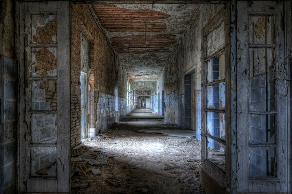 Antiguo edificio en ruinas con ventanas rotas