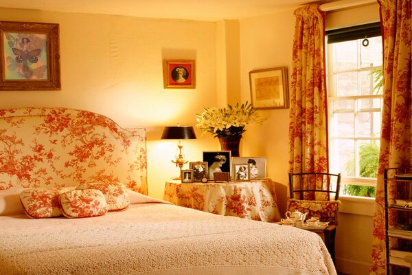 Dormitorio en estilo cálido país