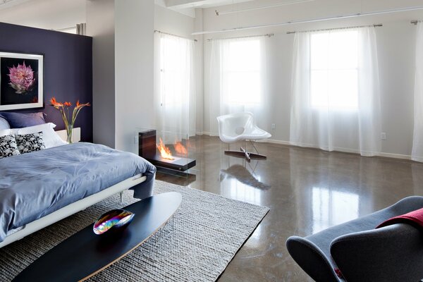 Interior del dormitorio en una casa grande