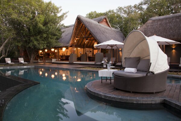 Casa con piscina, tumbonas y un acogedor Sofá