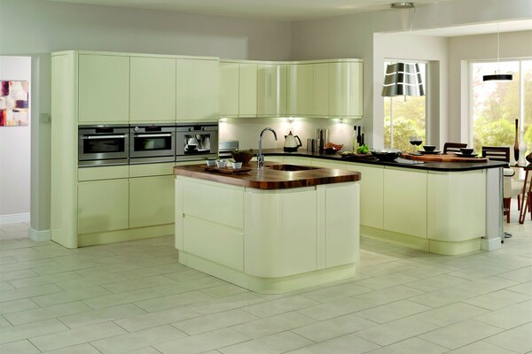 Cocina elegante en tonos verdes claros