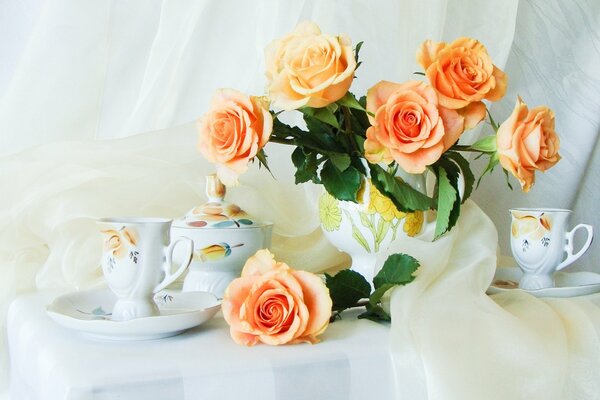 Bodegón con rosas de té y juego de té