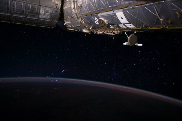 Nave espacial en la noche planeta tierra