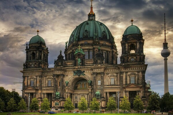Hermoso San Petersburgo, un templo bajo el cielo