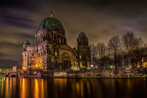 Imponente catedral de Berlín por la noche