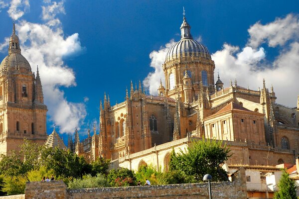 Catedral gótica de Salamanca contra el cielo azul