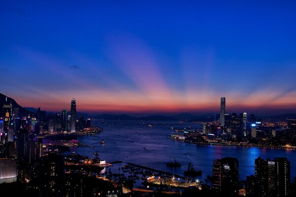 Ciudad nocturna brillante al atardecer