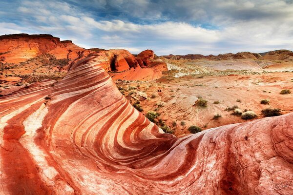 Montañas rayadas en el desierto