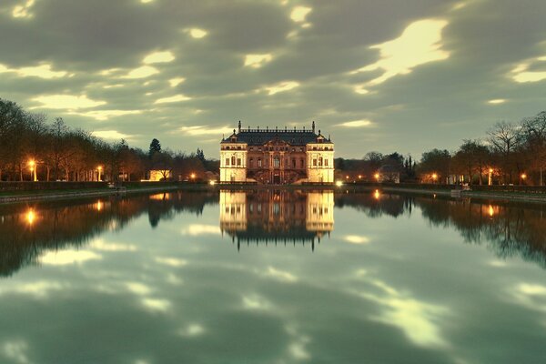 Reflejo del castillo en el lago. Linternas al anochecer