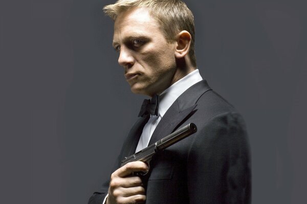 James Bond vestido con una pistola