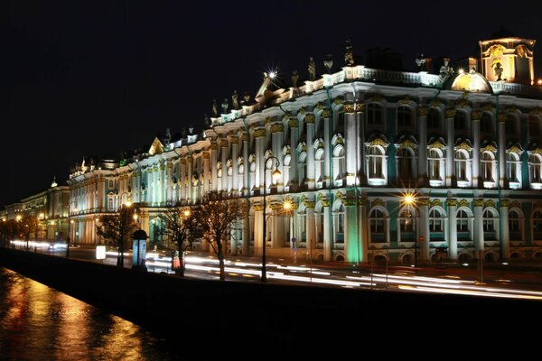 Edificio del Hermitage en la noche