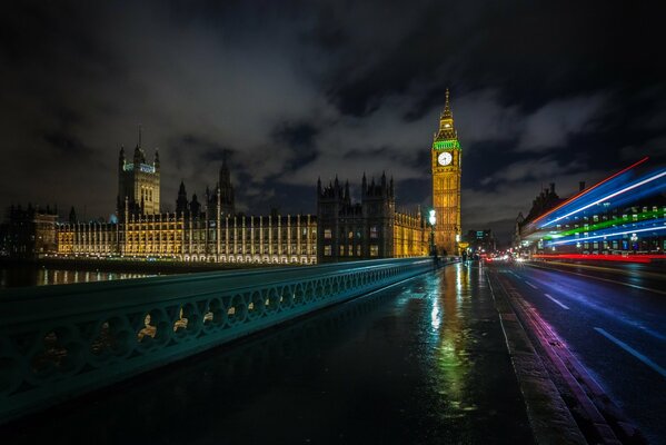 Big Ben en Londres con luz nocturna