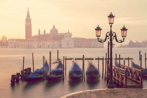 Canal de Venecia. Góndolas