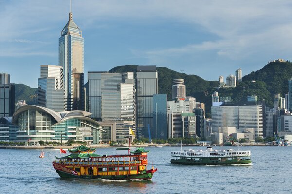 Vista de los rascacielos de Hong Kong y el puerto con barcos