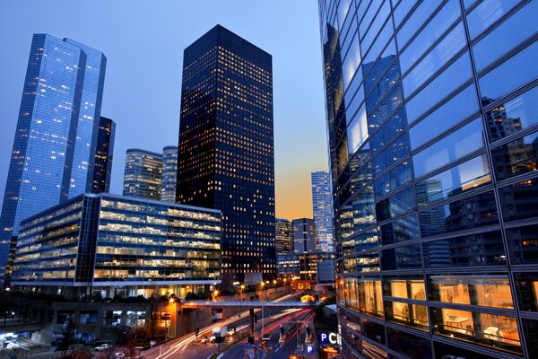 Ciudad nocturna. Rascacielos en Francia