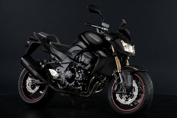 Motocicleta negra sobre fondo oscuro