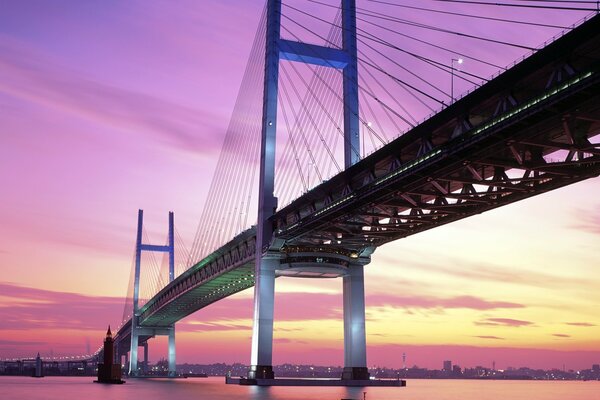 Hermosa puesta de sol y puente en una ciudad Japonesa