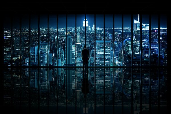 Hombre en una ventana en Gotham City, nueva York