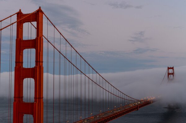 Puente de California en tiempo de niebla