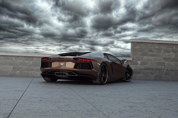 Encantador Lamborghini en una sesión de fotos bajo un cielo espectacular