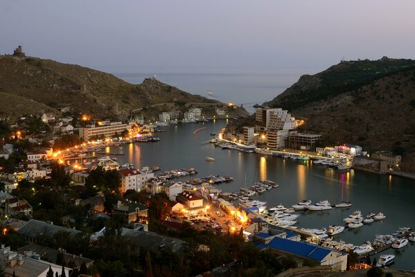 Luces de noche en la bahía de Balaklava (Crimea)