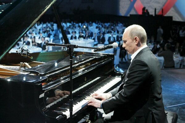 Vladimir Putin al piano con micrófono