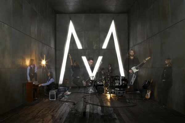 Sala con letra m y músicos