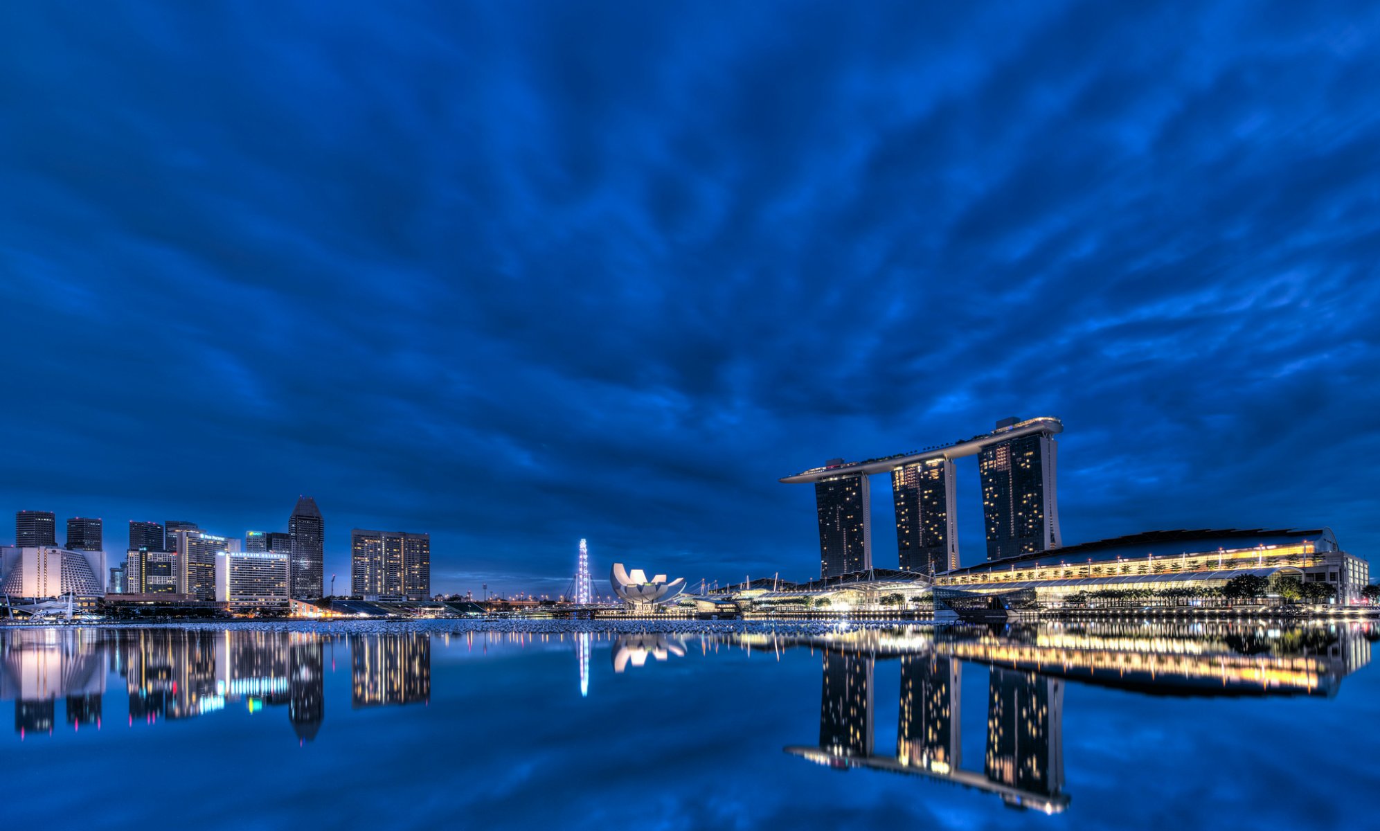 singapur jardines de la bahía noche arquitectura rascacielos linternas cielo azul nubes bahía reflexión cielo azul ciudad-estado metrópolis luces iluminación bahía