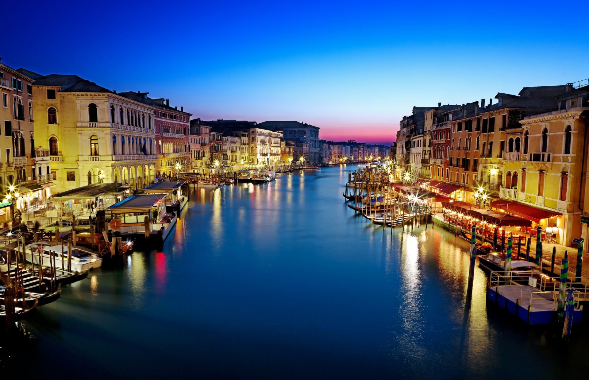 venecia italia canal grande gran canal ciudad tarde puesta de sol casas edificios góndolas barcos mar agua reflexión iluminación