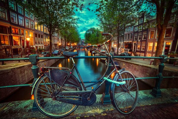 Bicicleta vieja en el puente en los países bajos de la tarde