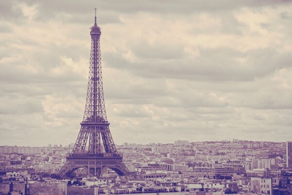 Torre Eiffel sobre la ciudad