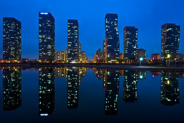 El reflejo de las casas en el agua