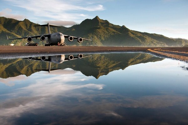 Hermoso paisaje con gran avión
