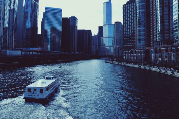 Río en Chicago a lo largo de hermosos rascacielos