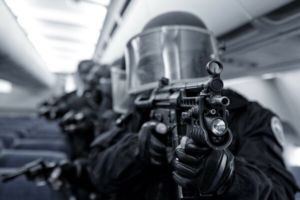 Un militar con armas en un fotograma de una película