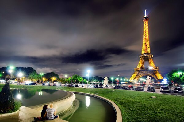París nocturno con vistas a la torre