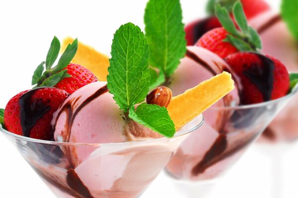 Postre helado con fresas y menta