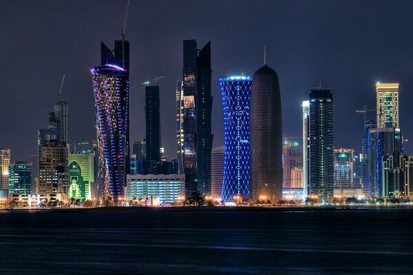 Luces de la ciudad de Qatar por la noche