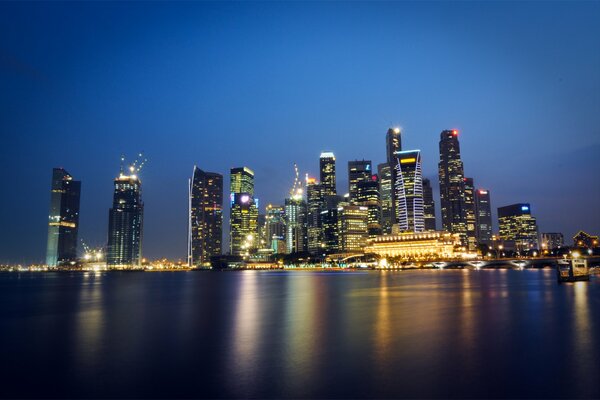 Vista mágica de los rascacielos de Singapur