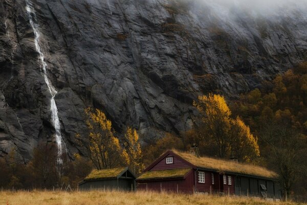 Hermosas montañas y naturaleza en Noruega
