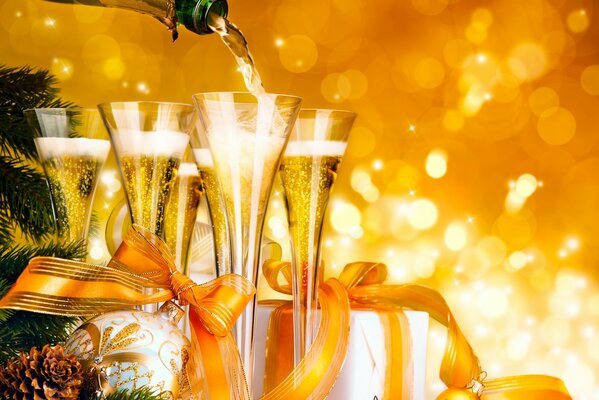 Copas de champán y decoraciones navideñas