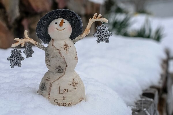 Decoración en forma de muñeco de nieve con copos de nieve. Deja que la nieve vaya