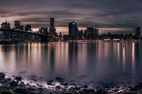 Panorama de la ciudad a través de dos puentes