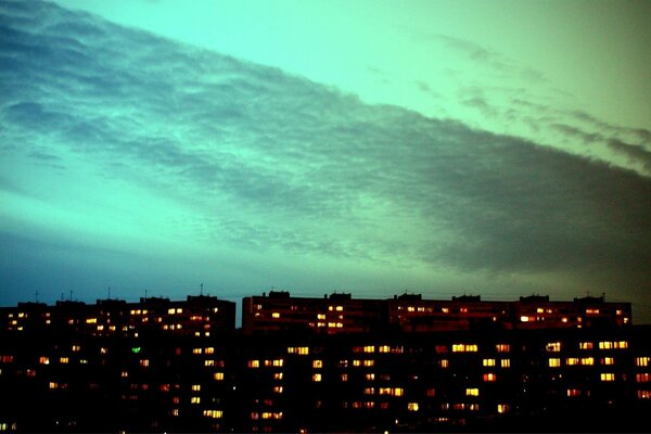 Puesta del sol Aurora boreal ciudad casa ventana