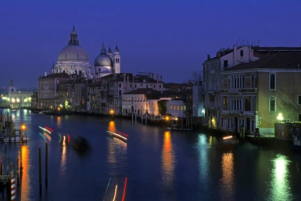 Venecia gran canal noche luces agua reflexión