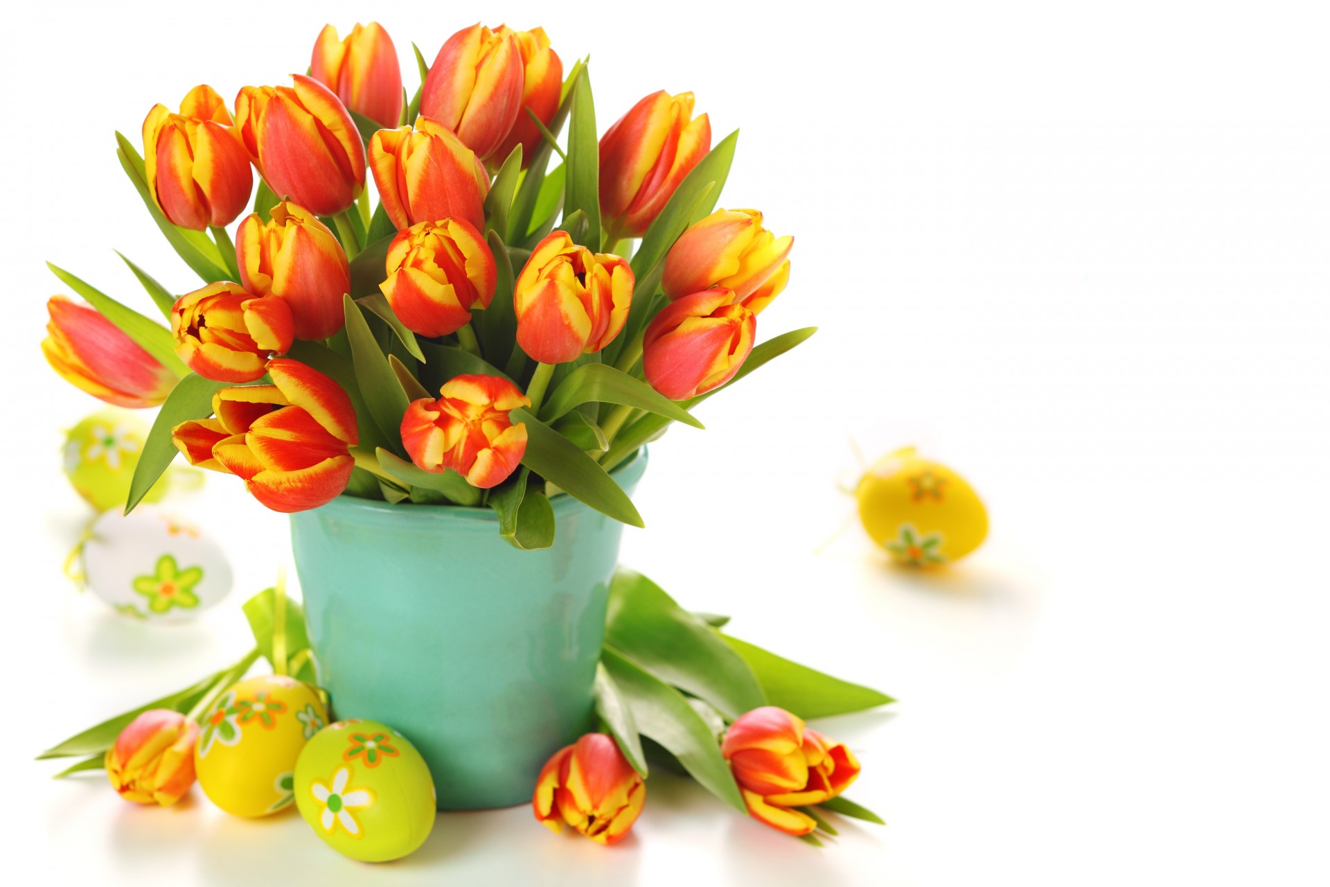 ramo huevos cubo flores tulipanes