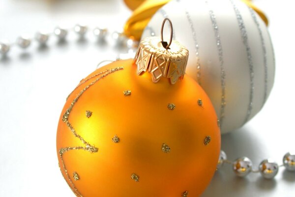 Blanco y naranja bolas de Navidad