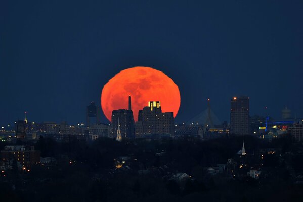 Luna roja sobre Boston nocturno